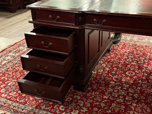 Vintage bureau, klassiek Engels bureau, partnerdesk , mahoniehout , groen leer, 566
