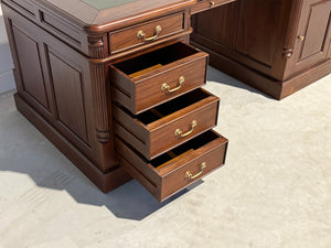 Vintage bureau, partnerdesk, klassiek Engels bureau, mahoniehout, groen leer, 692