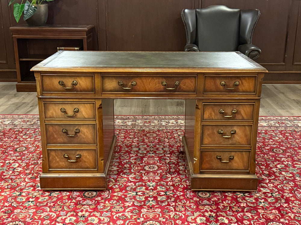 Bureau vintage, bureau anglais classique, noyer, cuir vert, 665