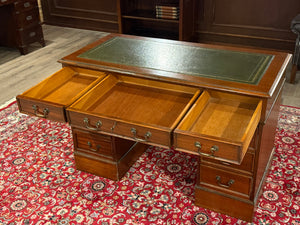 Vintage bureau, klassiek Engels bureau, mahoniehout, groen leer, 624