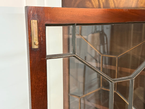 Vintage boekenkast, klassieke Engelse buffetkast, facet glas, notenhout