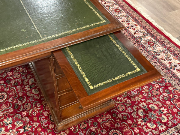 Antiek bureau, klassiek Engels bureau, eikenhout, groen leer, 677