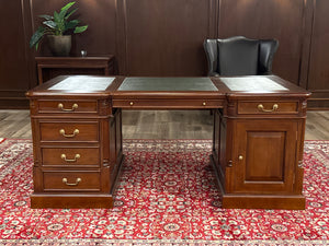 Vintage bureau, klassiek Engels bureau, mahoniehout, groen leer, 607