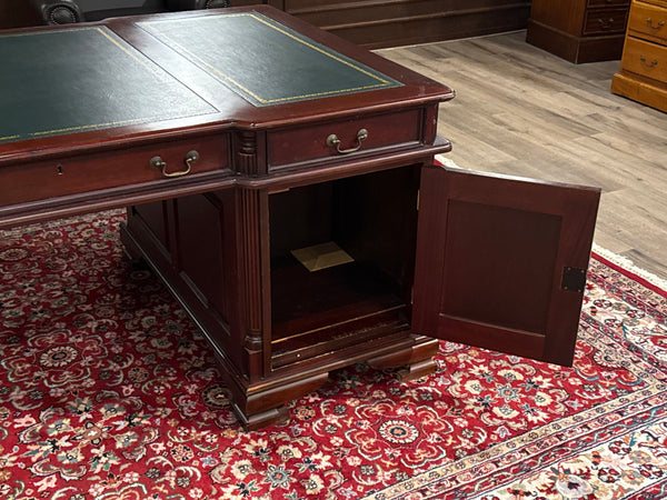 Vintage bureau, partnerdesk, klassiek Engels bureau, mahoniehout, groen leer, 634