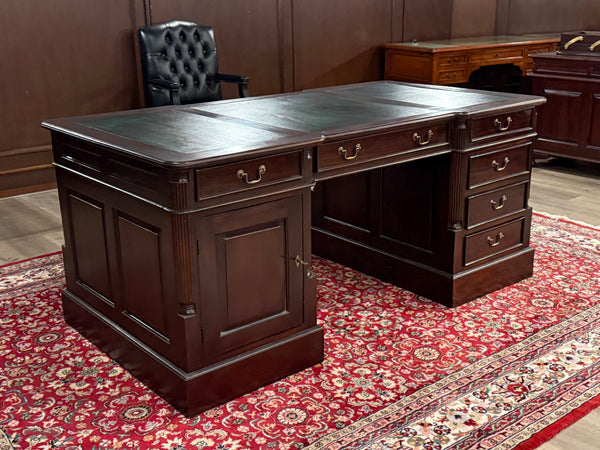 Vintage bureau, klassiek Engels bureau, mahoniehout, groen leer, 573