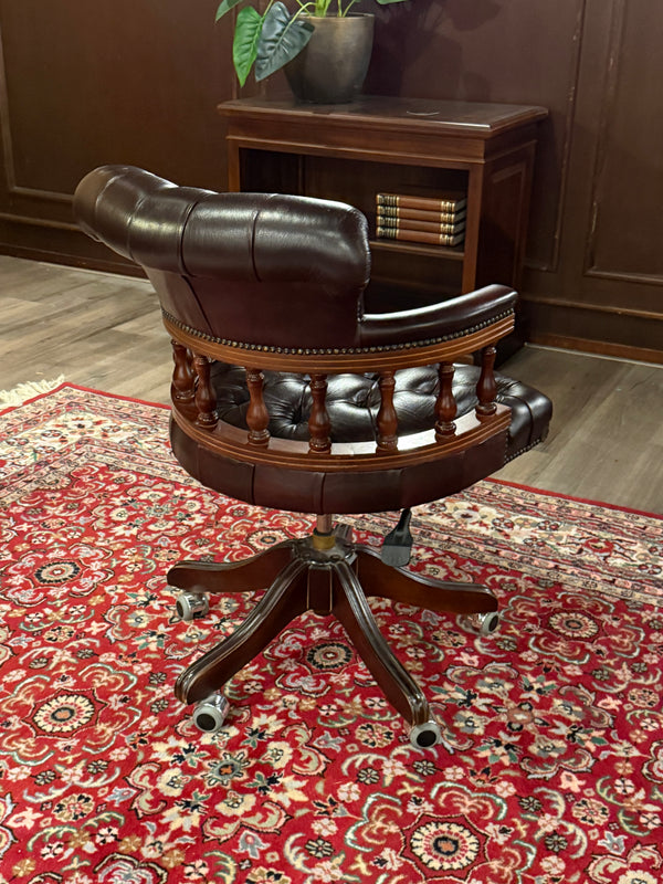 Vintage stoel, Chesterfield, mahoniehout, rood leer, 120