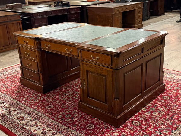 Vintage bureau, klassiek Engels bureau, partnerdesk, mahoniehout, groen leer, 572