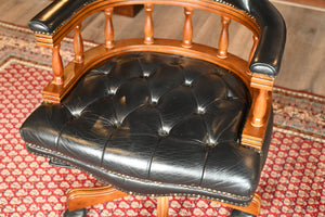 Vintage stoel, zwart leer, mahoniehout, Chesterfield, 248