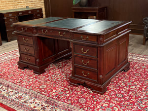 Bureau vintage, bureau anglais classique, acajou, cuir vert, 642