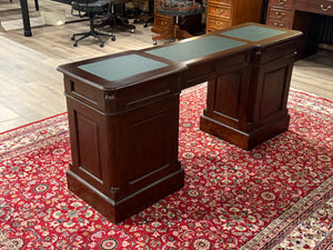 Bureau vintage, bureau anglais classique, acajou, cuir vert, 647