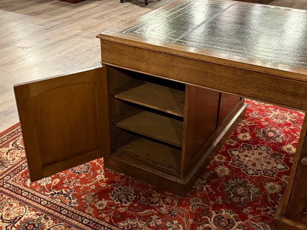 Bureau ancien 477 - Bureau anglais classique, cuir vert avec garnitures dorées, poignées en bois, bois de chêne clair
