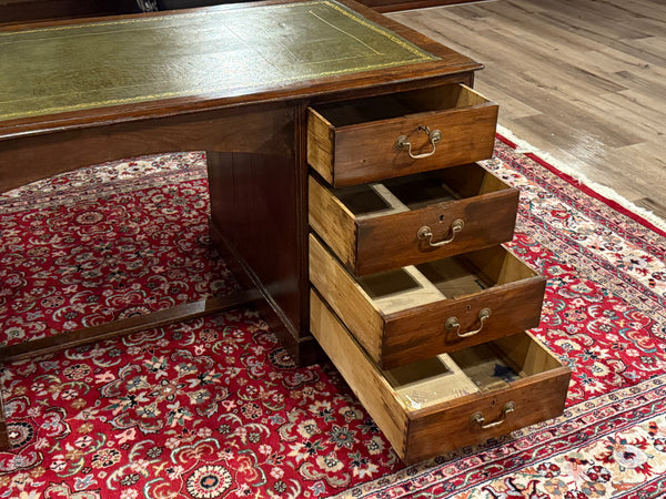Vintage bureau, antiek Engels bureau, eikenhout, groen leer, 606