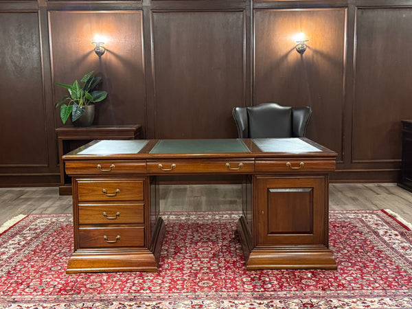 Vintage bureau, partnerdesk, klassiek Engels bureau,  mahoniehout, groen leer, 673