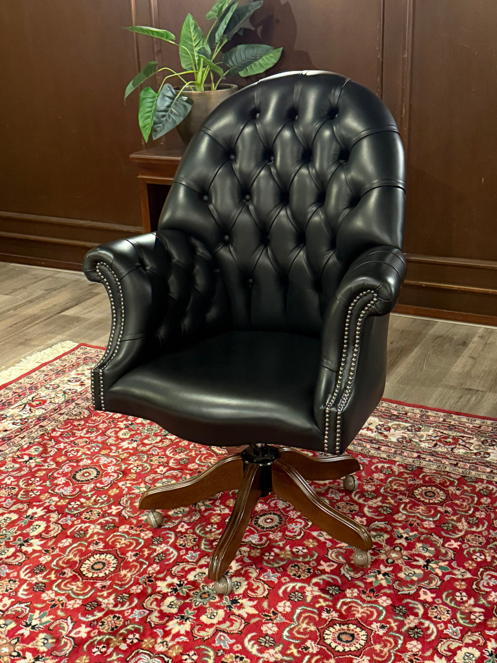 Fauteuil vintage, Chesterfield, chêne, cuir noir, 117