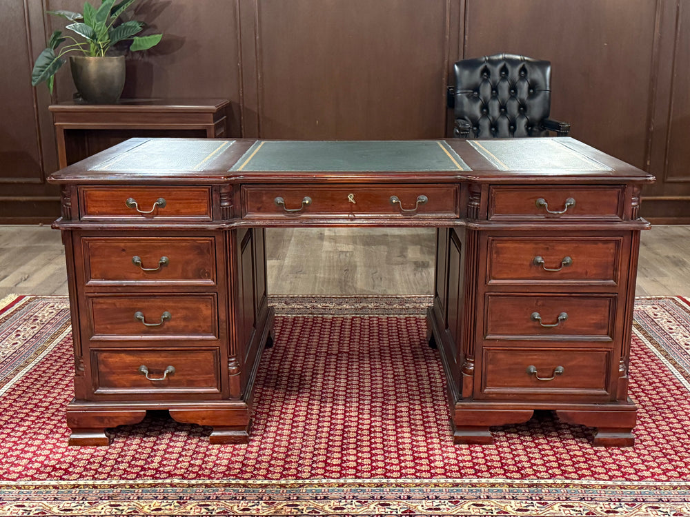 Vintage bureau, klassiek Engels bureau, mahoniehout, groen leer, 592
