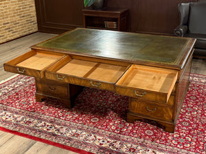 Vintage bureau, partnerdesk, klassiek Engels bureau, notenhout, groen leer, 657
