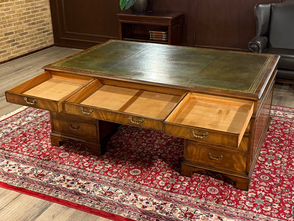 Vintage bureau, partnerdesk, klassiek Engels bureau, notenhout, groen leer, 657