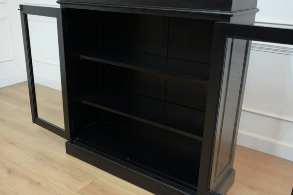 Vintage kast, vitrine kast, deurtjes met glas, mahoniehout, zwart