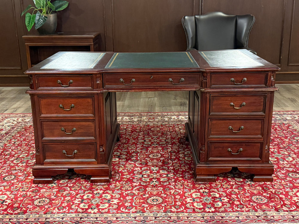 Vintage bureau, klassiek Engels bureau, mahoniehout, groen leer, 656