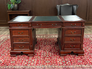 Vintage bureau, klassiek Engels bureau, mahoniehout, groen leer, 656