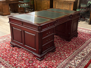 Vintage bureau, klassiek Engels bureau, partnerdesk , mahoniehout , groen leer, 566