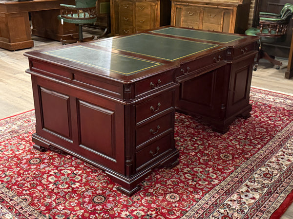 Vintage bureau, klassiek Engels bureau, partnerdesk , mahoniehout , groen leer, 566