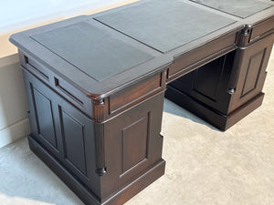 Vintage bureau, klassiek Engels bureau, mahoniehout, groen leer, 701