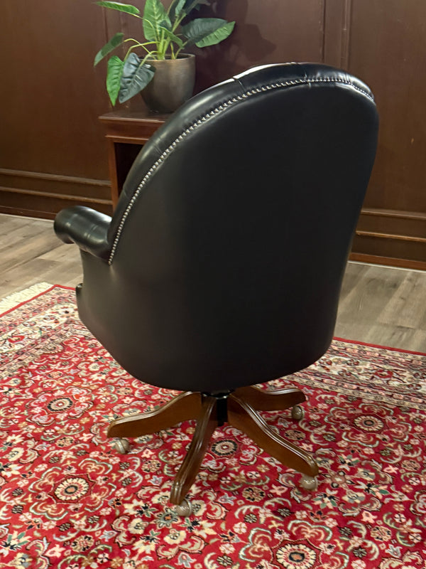Vintage stoel, Chesterfield, eikenhout, zwart leer, 117