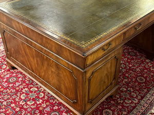 Vintage bureau, partnerdesk, klassiek Engels bureau, notenhout, groen leer, 657