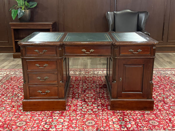 Vintage-Schreibtisch, klassischer englischer Schreibtisch, Mahagoni, grünes Leder, 640
