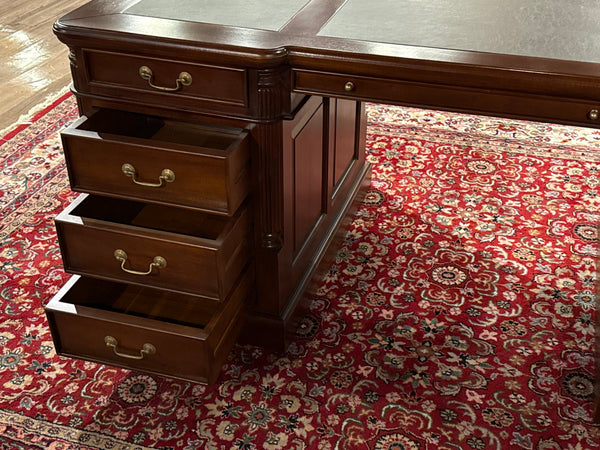 Vintage bureau, klassiek Engels bureau, mahoniehout, groen leer, 607