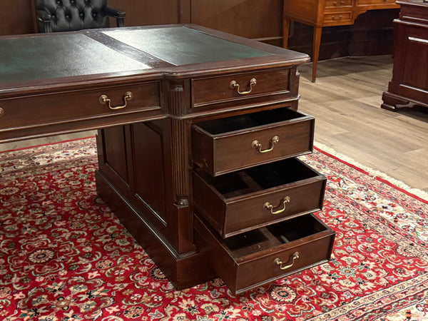 Vintage bureau, klassiek Engels bureau, mahoniehout, groen leer, 573