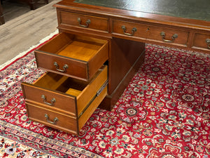 Vintage bureau, klassiek Engels bureau, mahoniehout, groen leer, 633