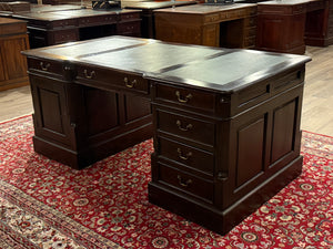 Vintage bureau, klassiek Engels bureau, mahoniehout, groen leer, 573