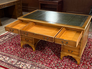 Vintage bureau, klassiek Engels bureau, mahoniehout, groen leer, 570