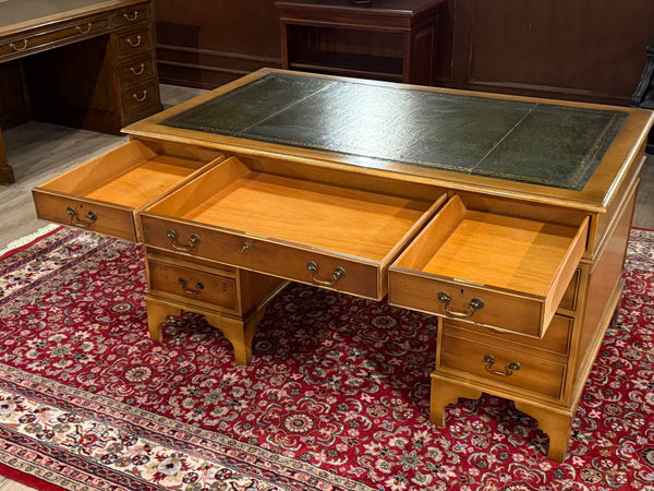 Vintage bureau, klassiek Engels bureau, mahoniehout, groen leer, 570