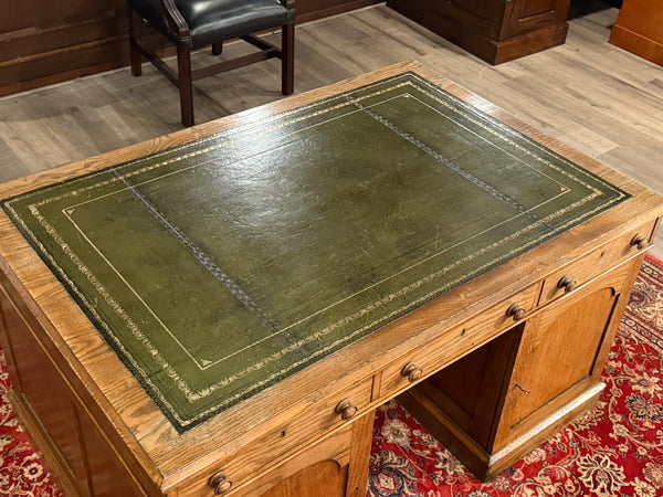 Bureau ancien 477 - Bureau anglais classique, cuir vert avec garnitures dorées, poignées en bois, bois de chêne clair
