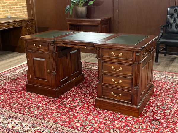 Vintage bureau, klassiek Engels bureau, mahoniehout, groen leer, 569