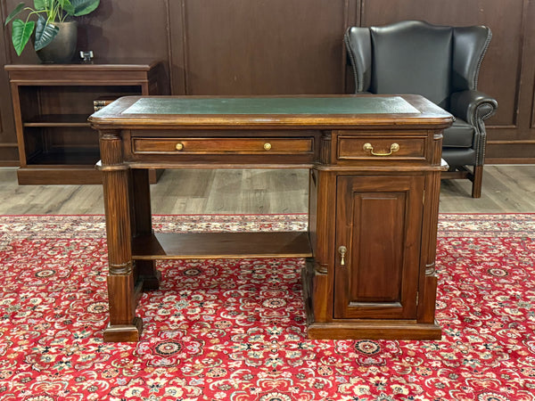 Vintage bureau, klassiek Engels bureau, mahoniehout, groen leer, 620