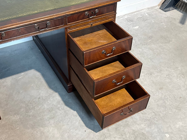 Vintage bureau, klassiek Engels bureau, notenhout, groen leer, 700