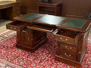 Vintage bureau, klassiek Engels bureau, mahoniehout, groen leer, 569