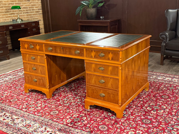 Vintage bureau, klassiek Engels bureau, kersenhout, groen leer, 613