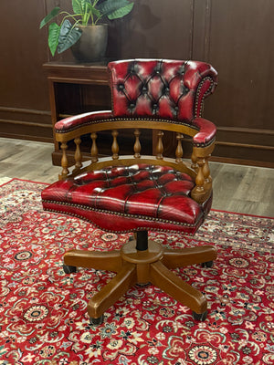 Vintage stoel, Chesterfield, mahoniehout, rood leer, 114