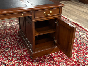 Vintage bureau, klassiek Engels bureau, mahoniehout, zwart leer, 629