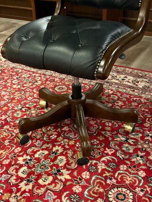 Vintage stoel, Chesterfield, mahoniehout, zwart leer, 113