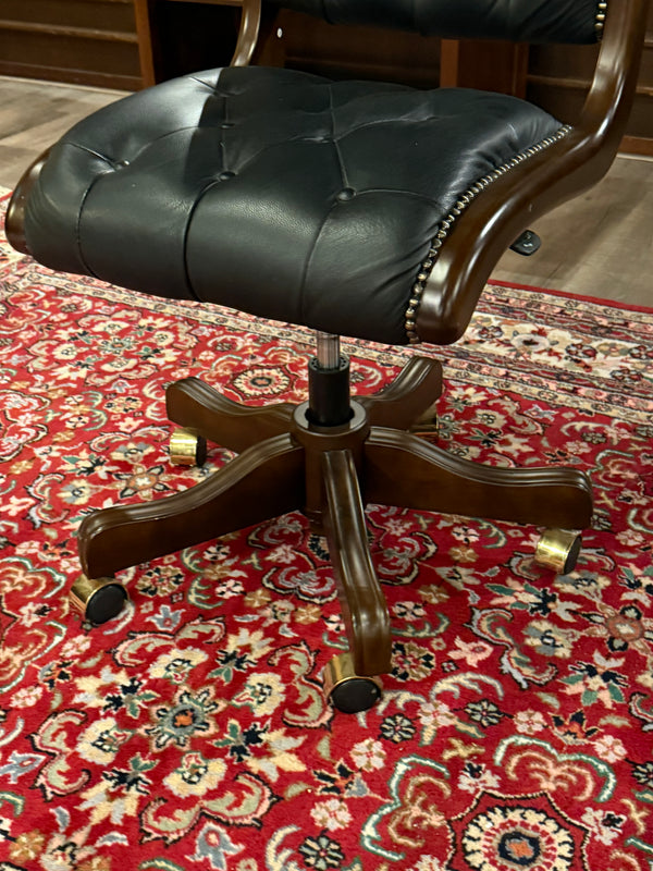Vintage stoel, Chesterfield, mahoniehout, zwart leer, 113