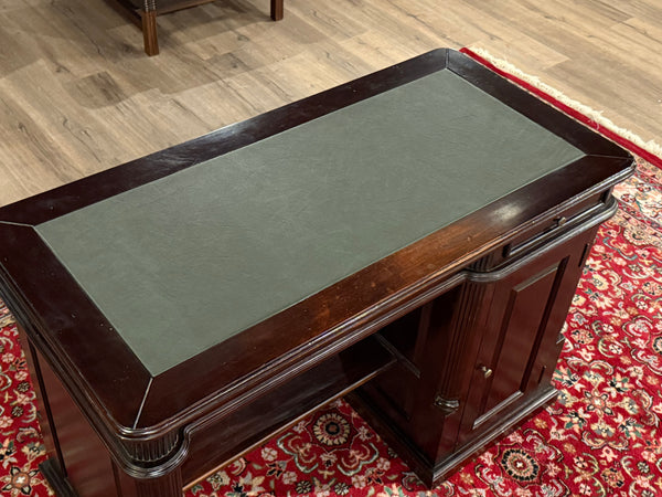 Bureau vintage, bureau anglais classique, acajou, cuir vert, 643