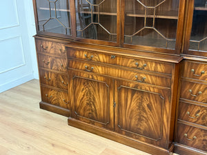 Vintage boekenkast, klassieke Engelse buffetkast, facet glas, notenhout