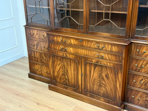 Vintage boekenkast, klassieke Engelse buffetkast, facet glas, notenhout