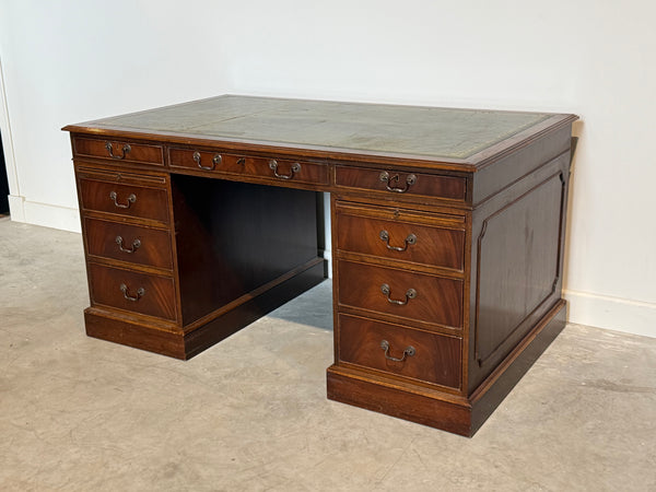 Vintage bureau, klassiek Engels bureau, notenhout, groen leer, 700